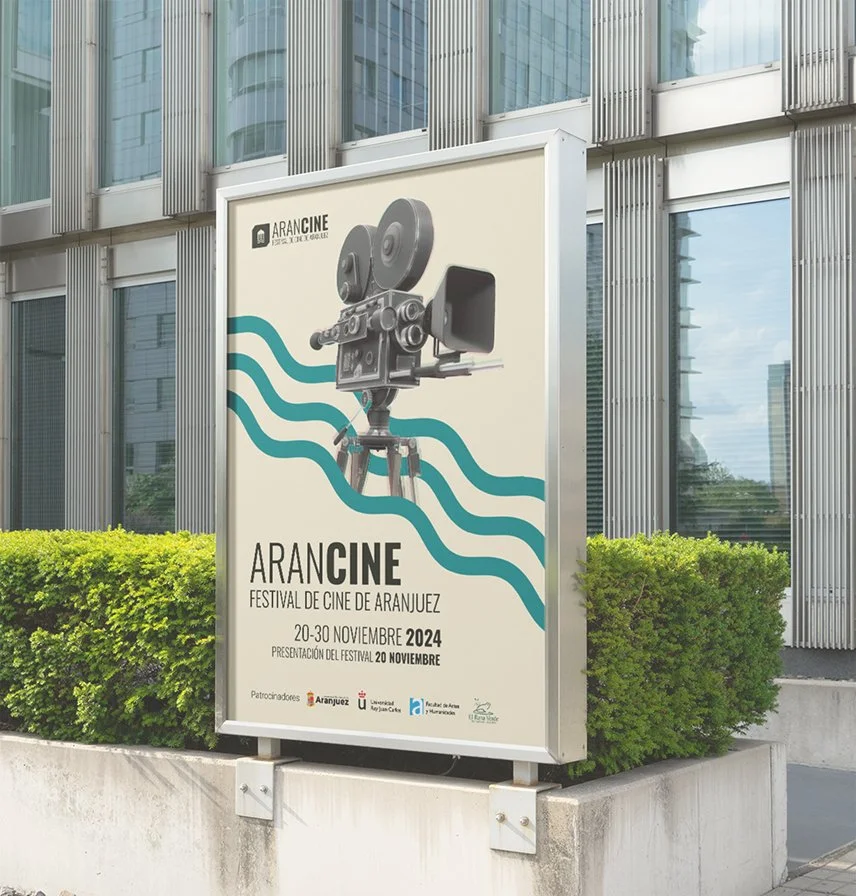 Lona publicitaria del Festival de Cine de Aranjuez en la fachada de un edificio